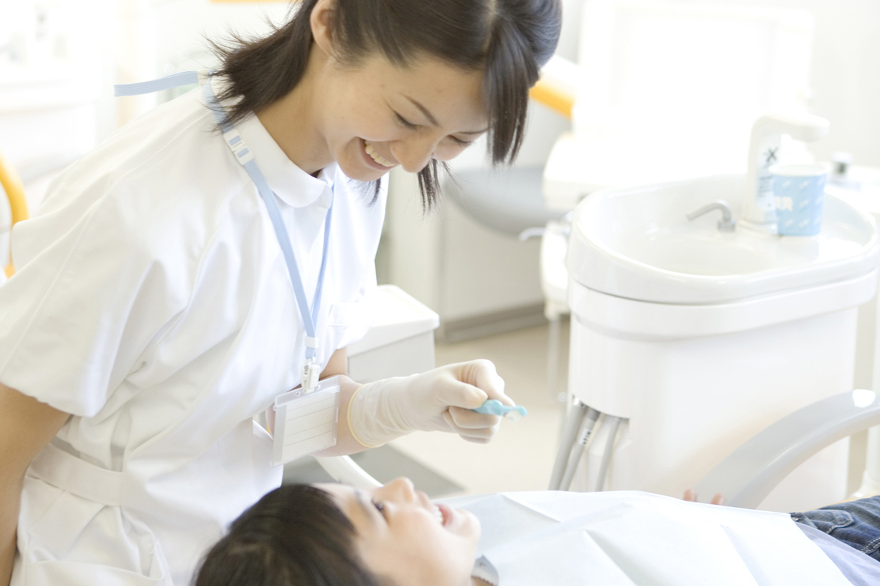 歯科衛生士の口腔ケア指導の写真