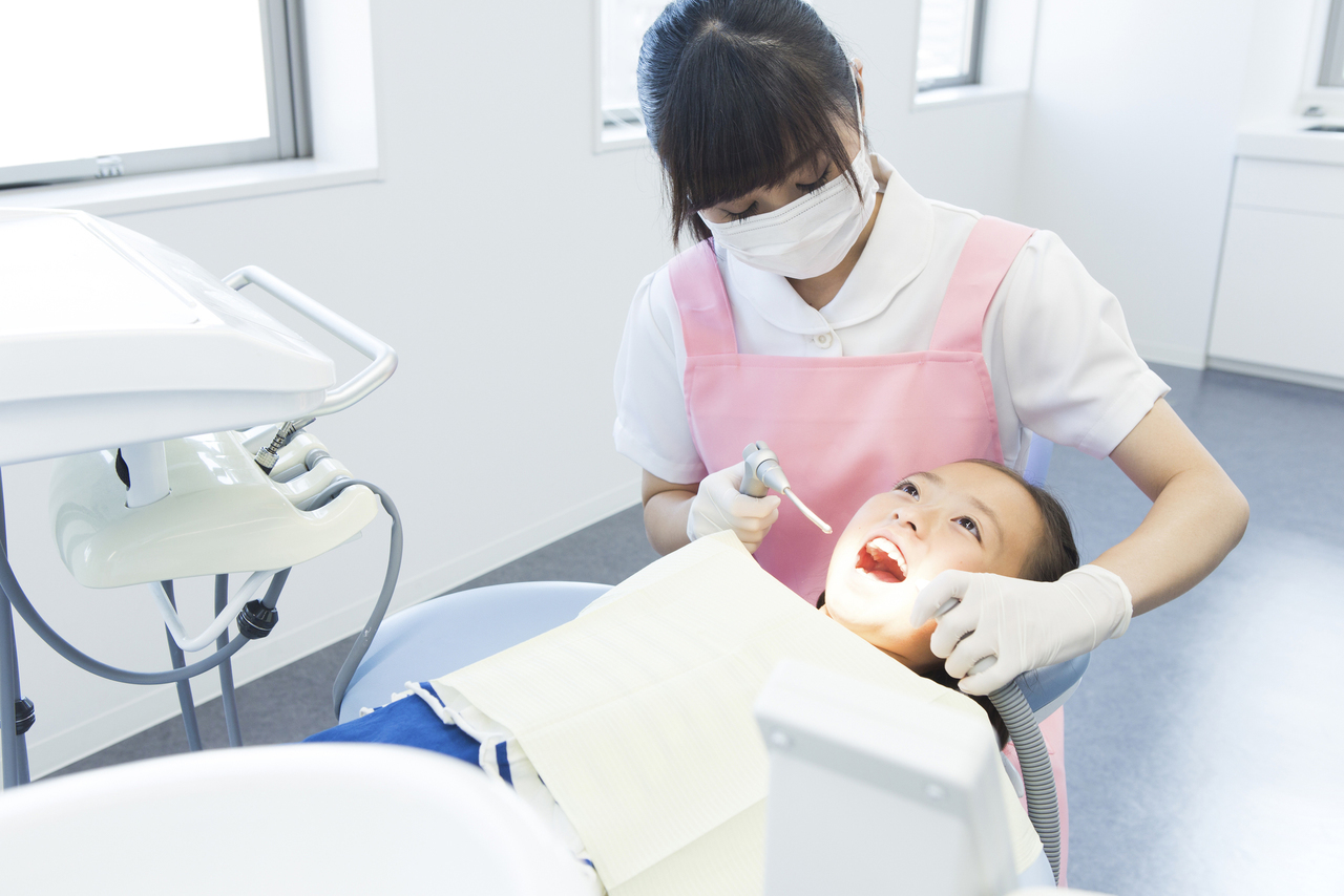 口腔ケアをする歯科衛生士の写真